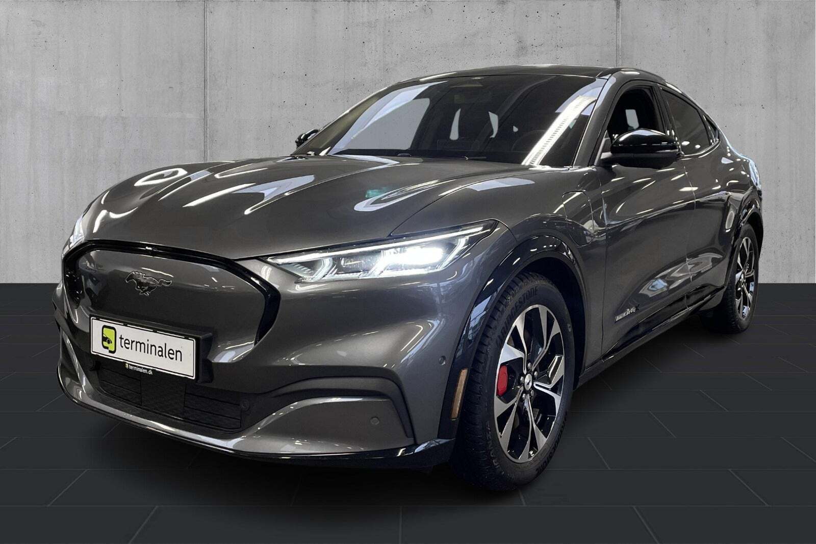 Grå Ford Mustang Mach-E fra 2023