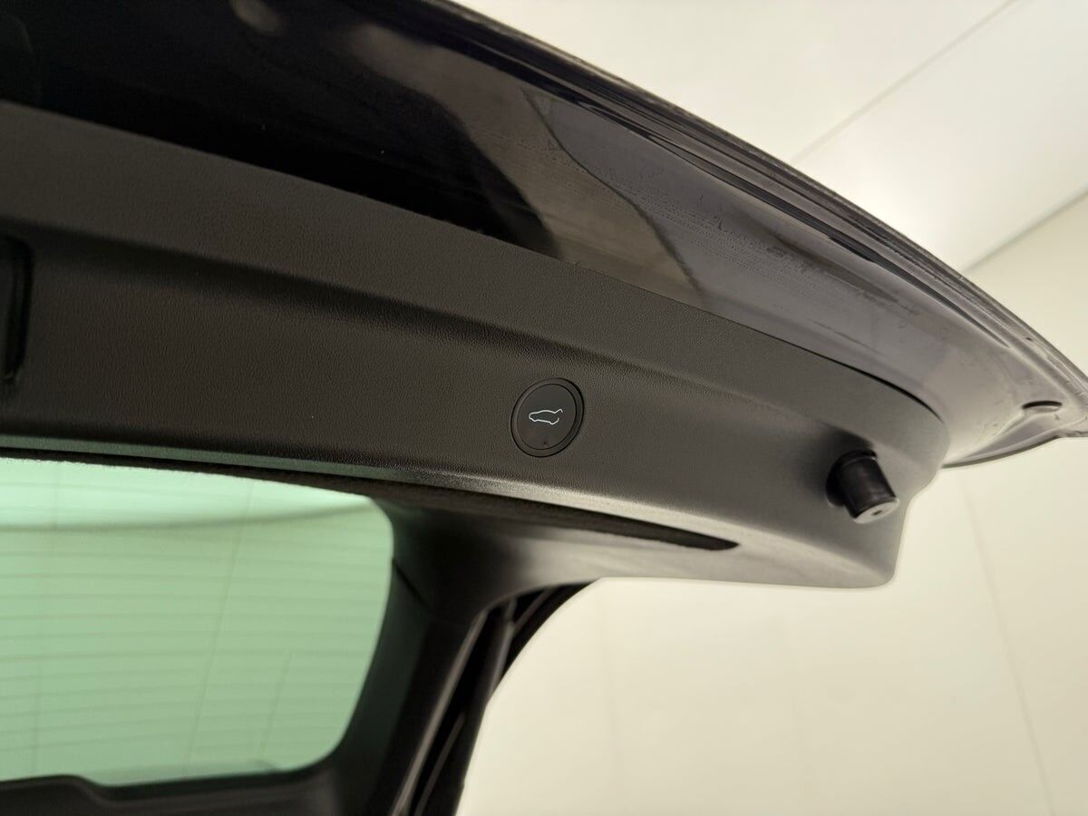 Sort Tesla Model Y fra 2023