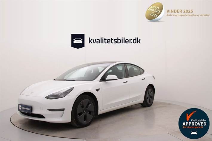 Hvid Tesla Model 3 fra 2022 set udefra