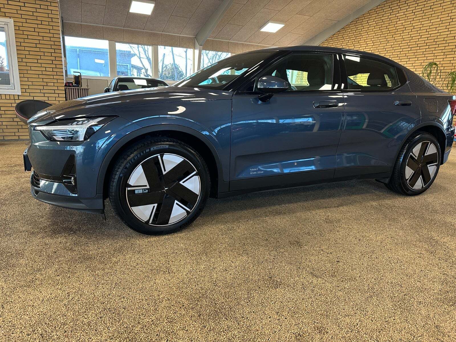 Blå Polestar 2 fra 2025
