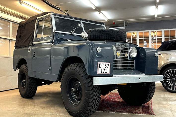 Gul Land Rover Serie II fra 1958 set udefra