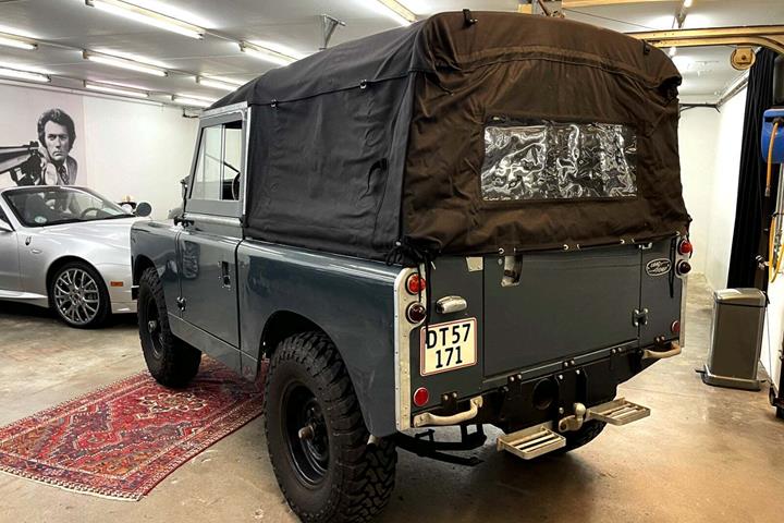 Gul Land Rover Serie II fra 1958 set udefra