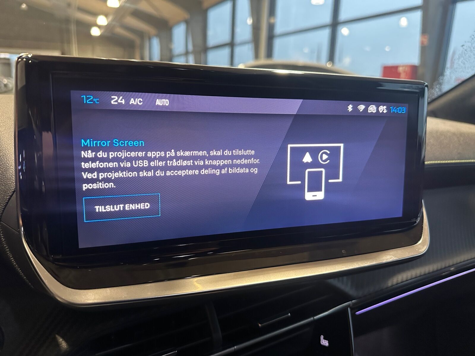 Blå Peugeot e-208 fra 2024