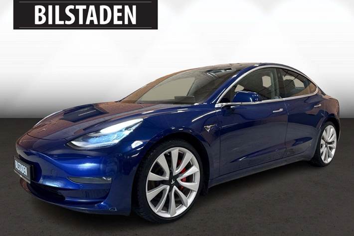 Blå Tesla Model 3 fra 2020 set udefra