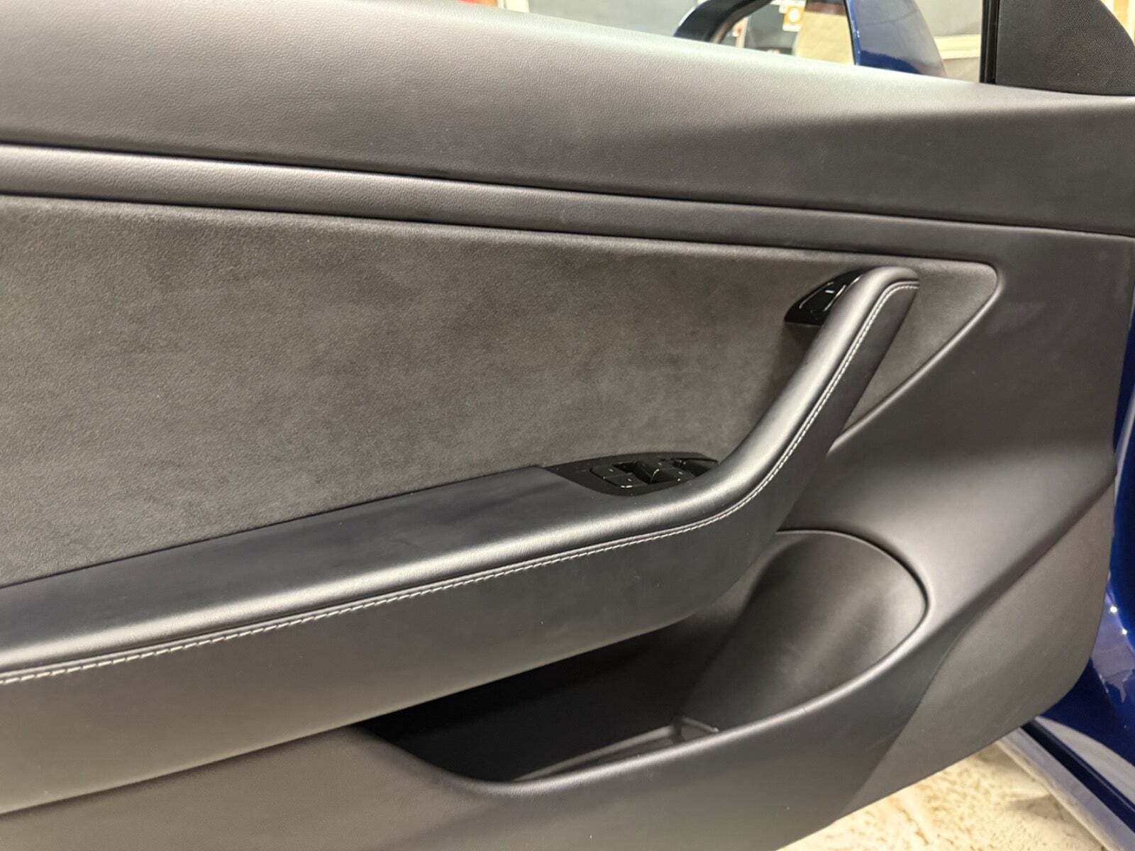 Blå Tesla Model 3 fra 2020