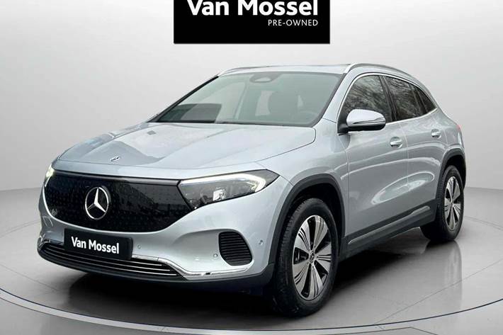 Sølv Mercedes EQA250 fra 2024 set udefra