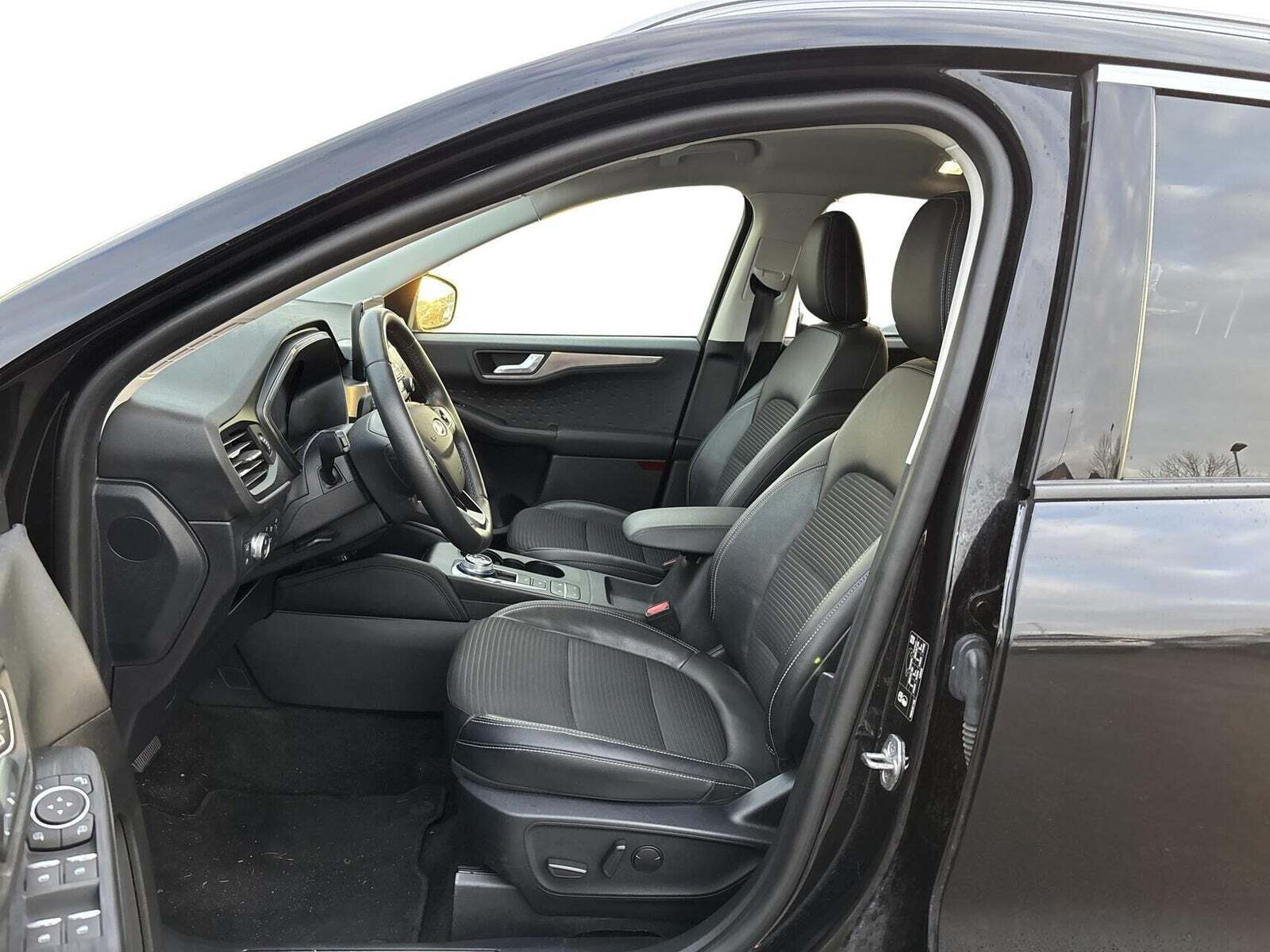 Sort Ford Kuga fra 2021