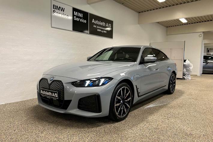 Grå BMW i4 fra 2025 set udefra
