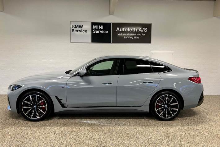 Grå BMW i4 fra 2025