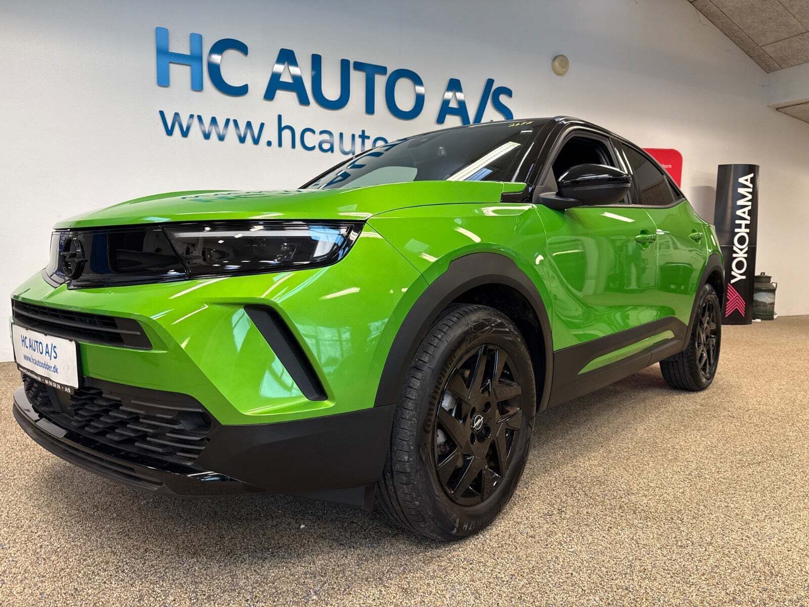 Grøn Opel Mokka-e fra 2023 set udefra