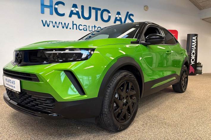 Grøn Opel Mokka-e fra 2023 set udefra