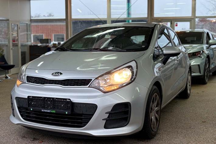 Hvid Kia Rio fra 2015 set udefra