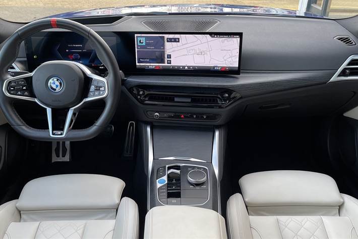 Blå BMW i4 fra 2024