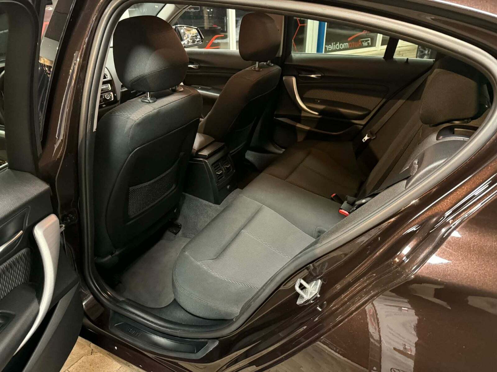 Brun BMW 118d fra 2015