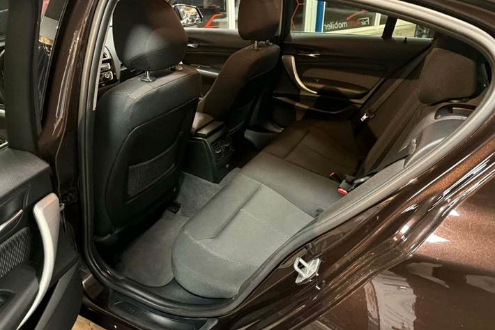 Brun BMW 118d fra 2015