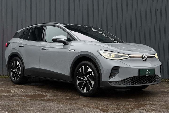 Grå VW ID.4 fra 2023 set udefra