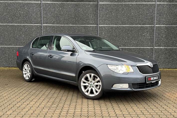 Grå Skoda Superb fra 2009 set udefra
