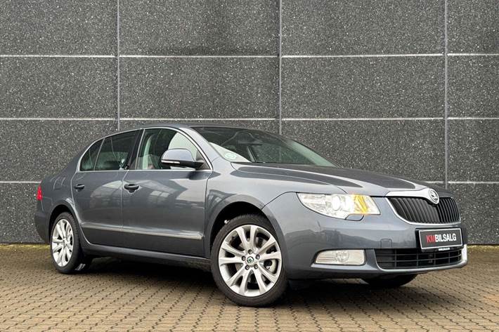 Grå Skoda Superb fra 2009