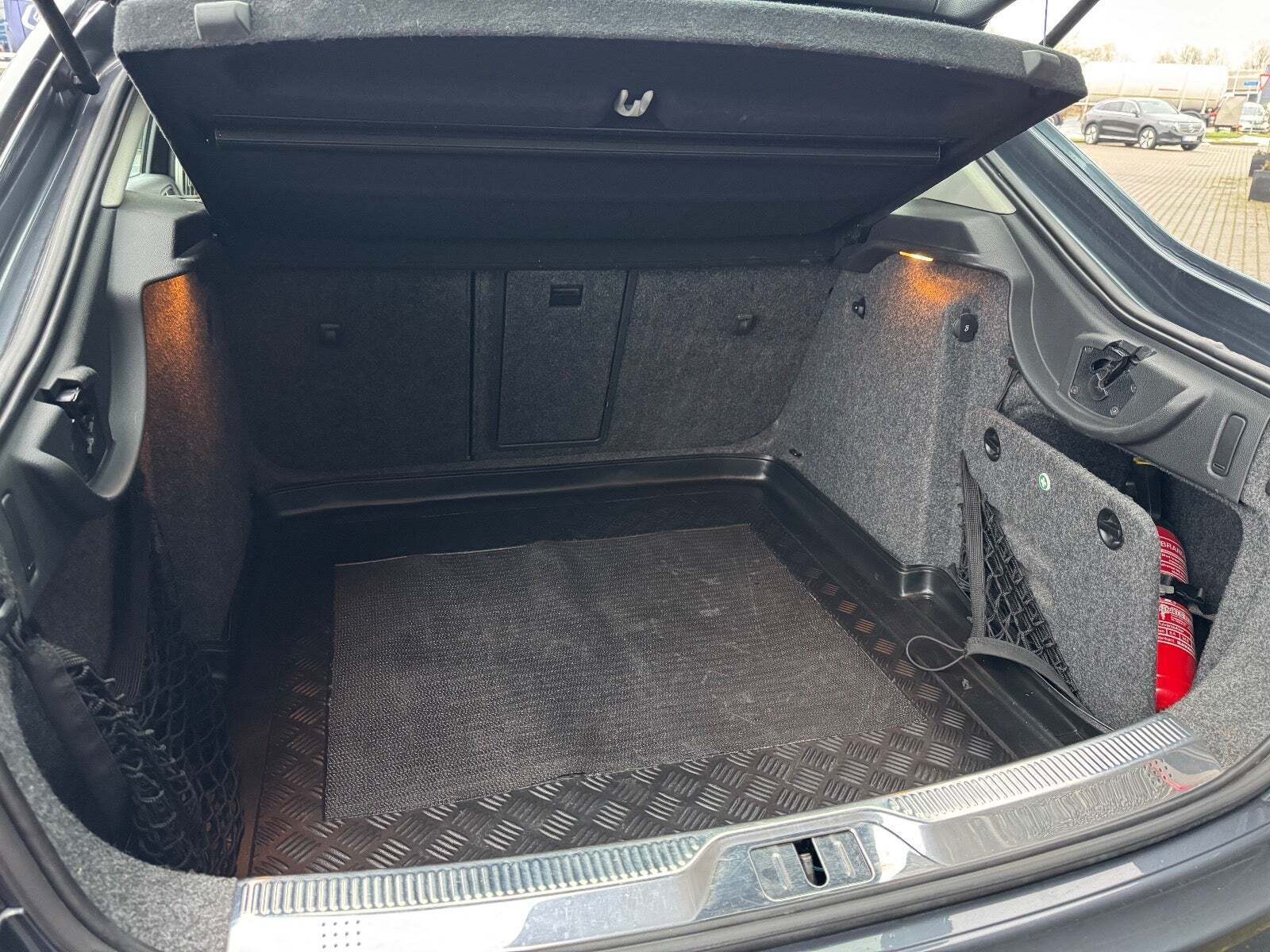 Grå Skoda Superb fra 2009