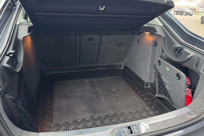 Grå Skoda Superb fra 2009