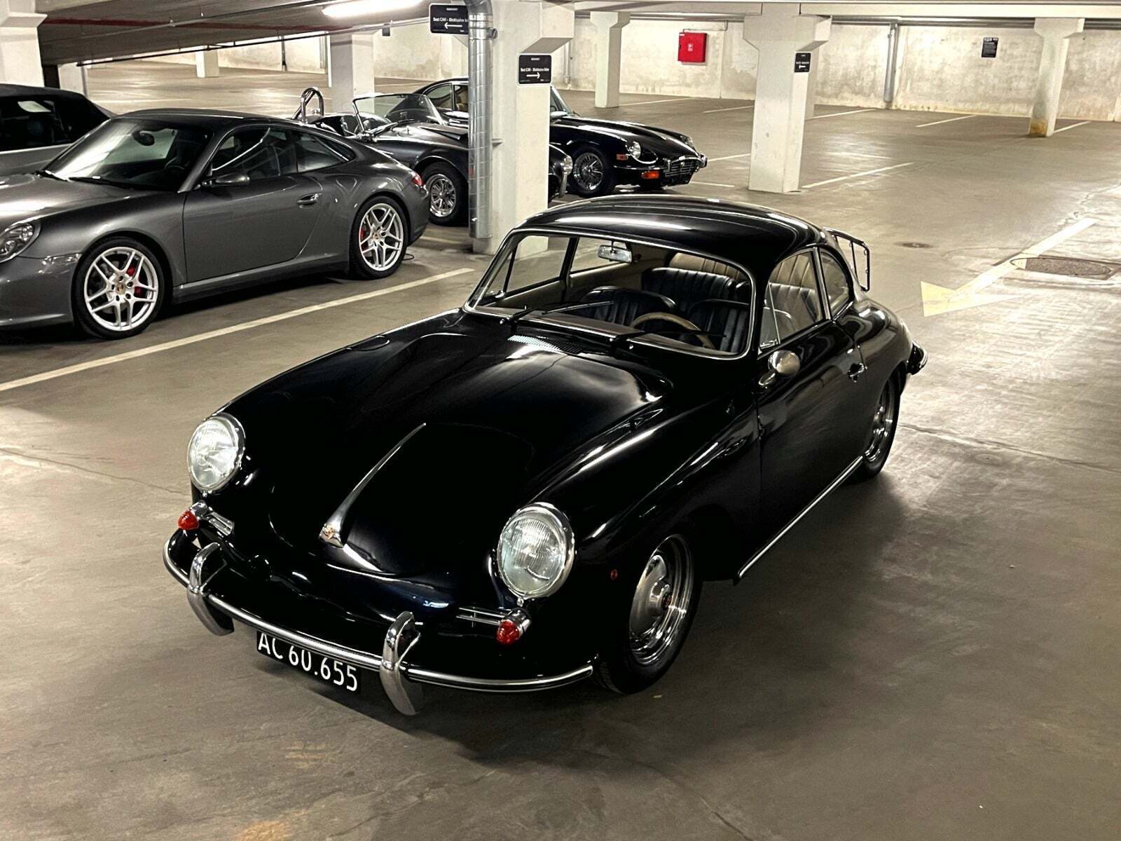 Sort Porsche 356 B fra 1963 set udefra