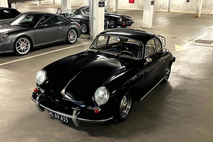 Sort Porsche 356 B fra 1963 set udefra