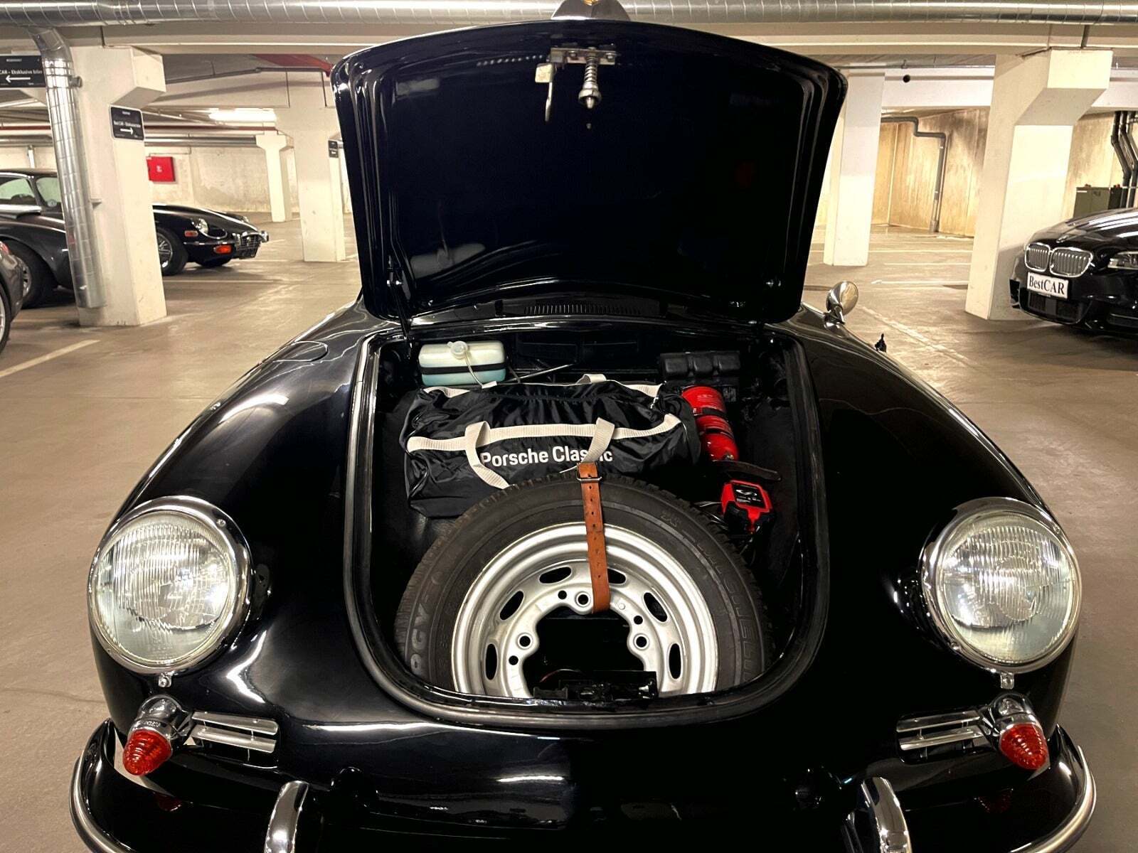 Sort Porsche 356 B fra 1963 set udefra