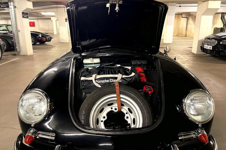 Sort Porsche 356 B fra 1963 set udefra