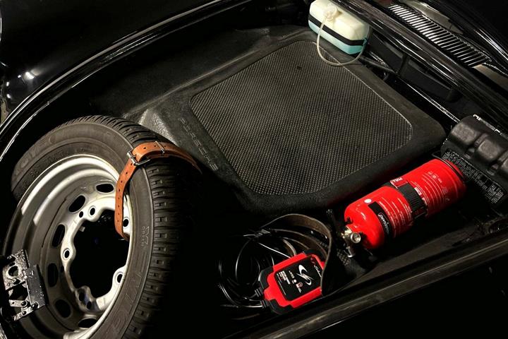 Sort Porsche 356 B fra 1963 set udefra