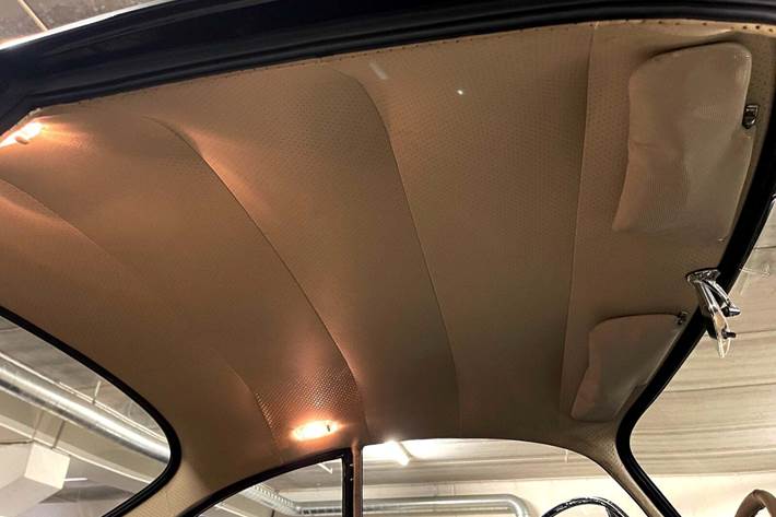 Sort Porsche 356 B fra 1963 set indefra