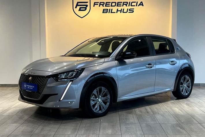 Grå Peugeot e-208 fra 2022 set udefra