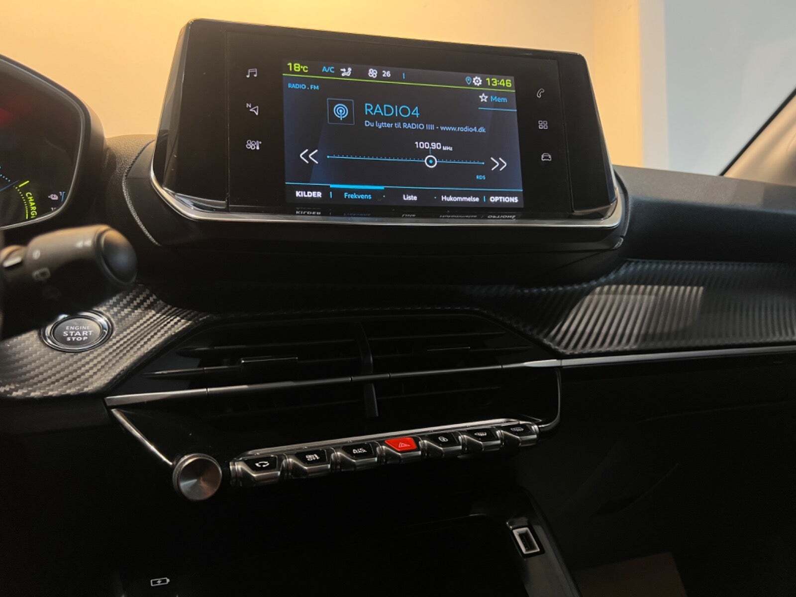 Grå Peugeot e-208 fra 2022