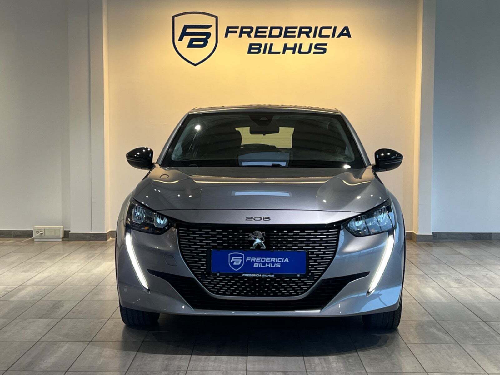 Grå Peugeot e-208 fra 2022
