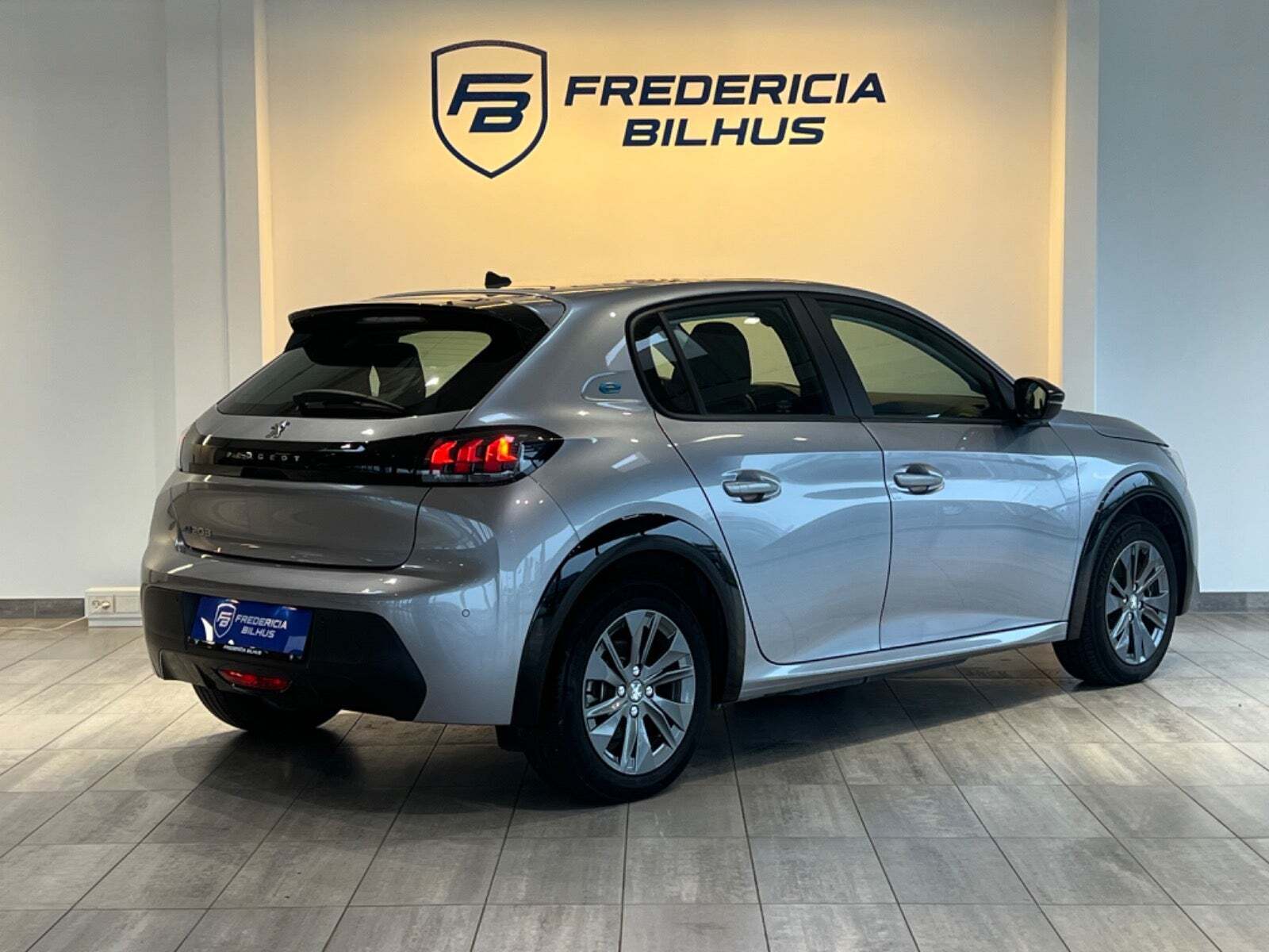 Grå Peugeot e-208 fra 2022