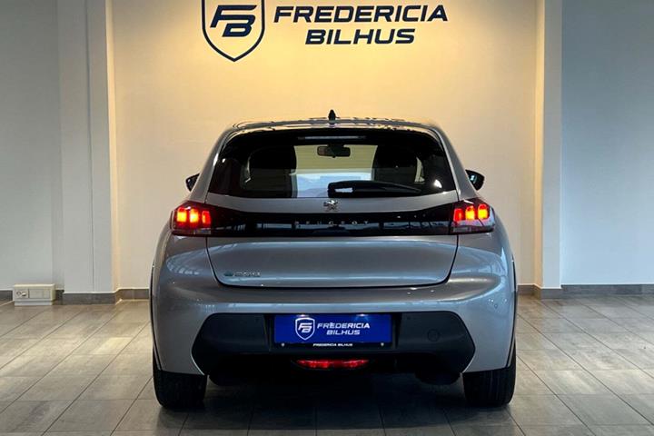 Grå Peugeot e-208 fra 2022