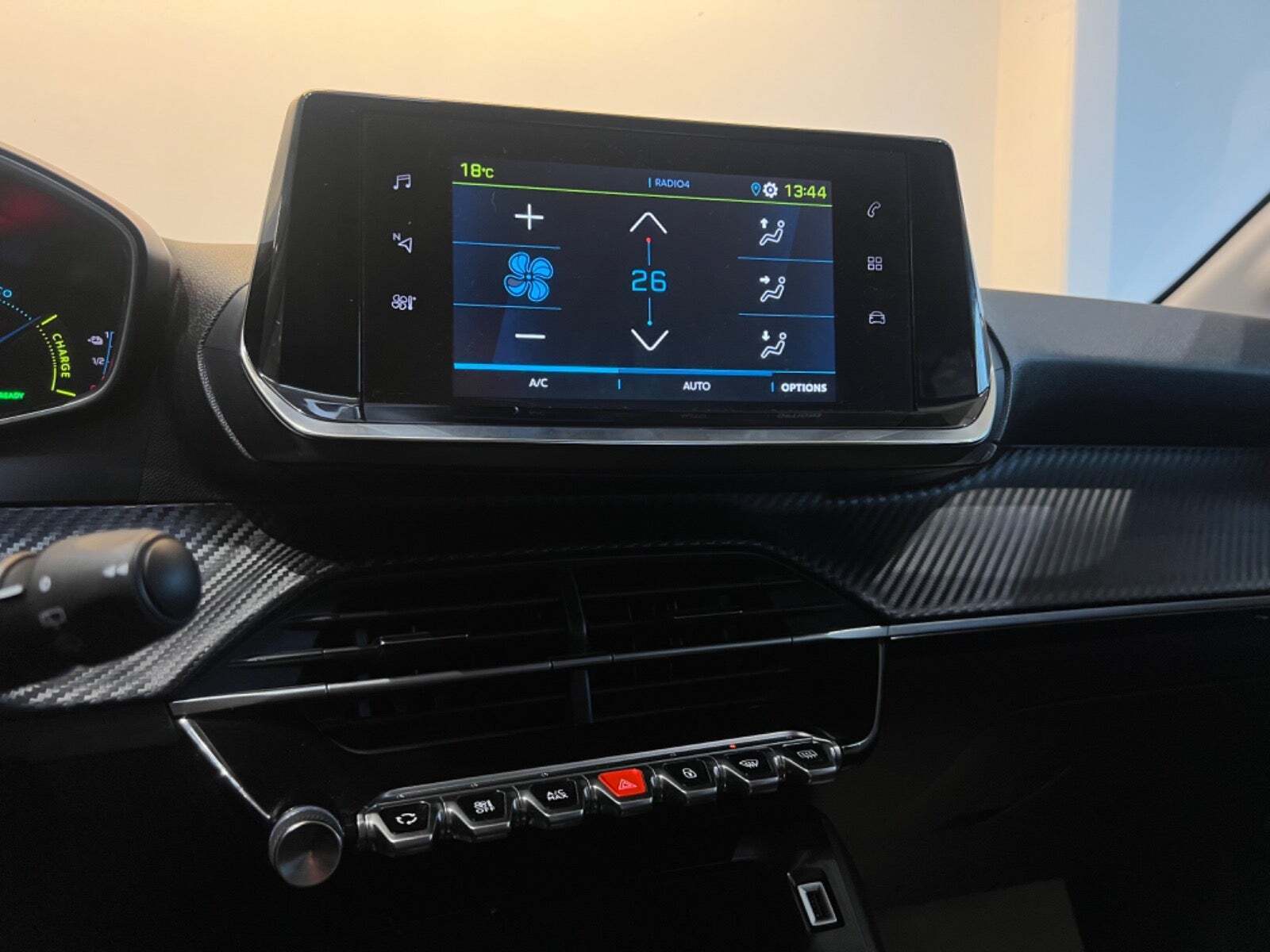 Grå Peugeot e-208 fra 2022