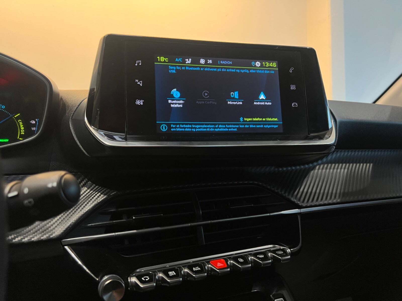 Grå Peugeot e-208 fra 2022