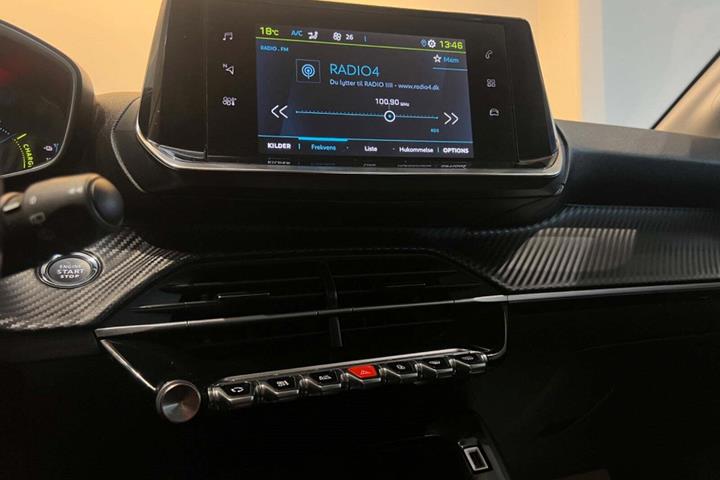 Grå Peugeot e-208 fra 2022