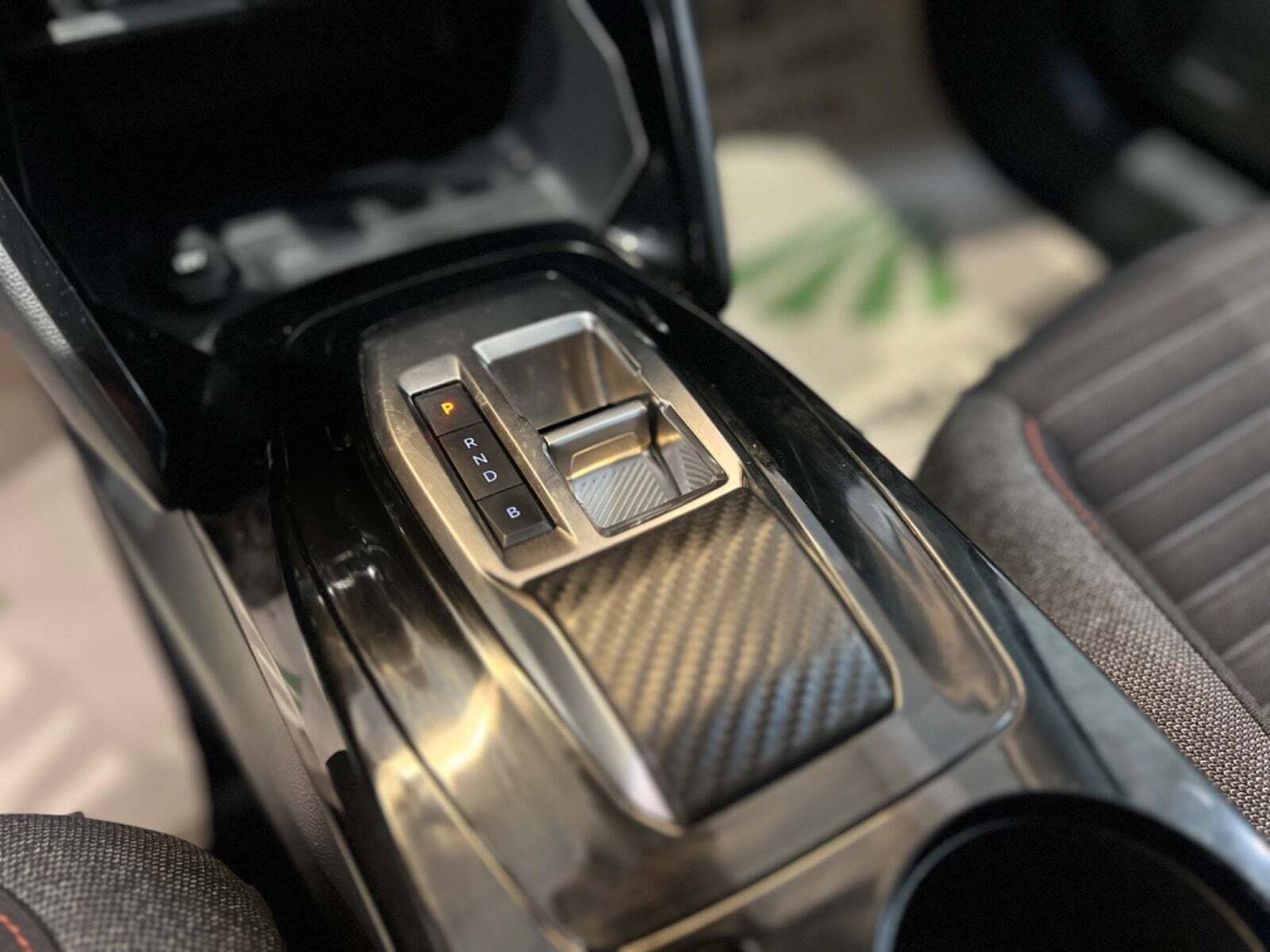 Grå Peugeot e-208 fra 2022