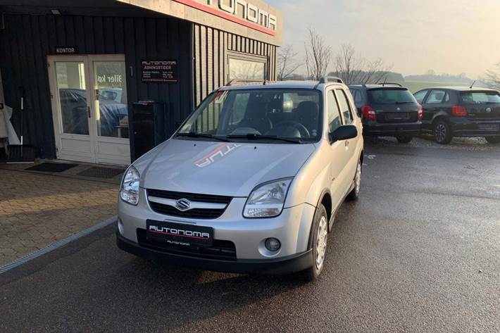 Sølv Suzuki Ignis fra 2008 set udefra
