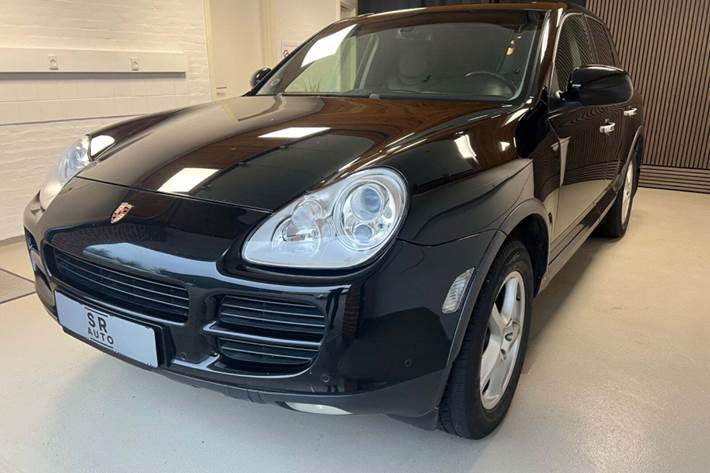 Sort Porsche Cayenne S fra 2004 set udefra
