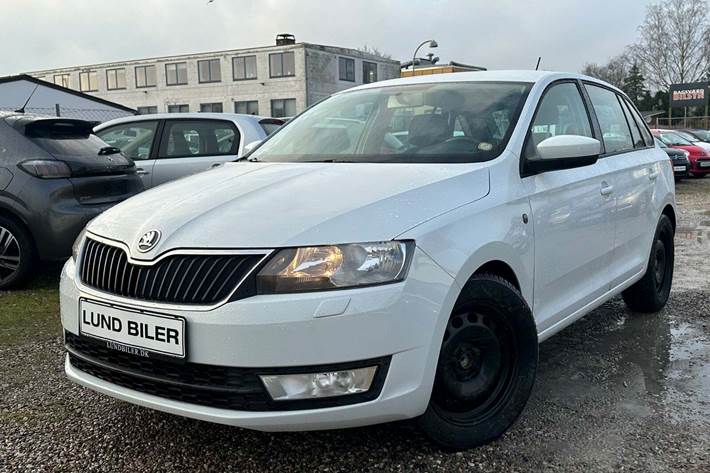 Hvid Skoda Rapid fra 2015 set udefra