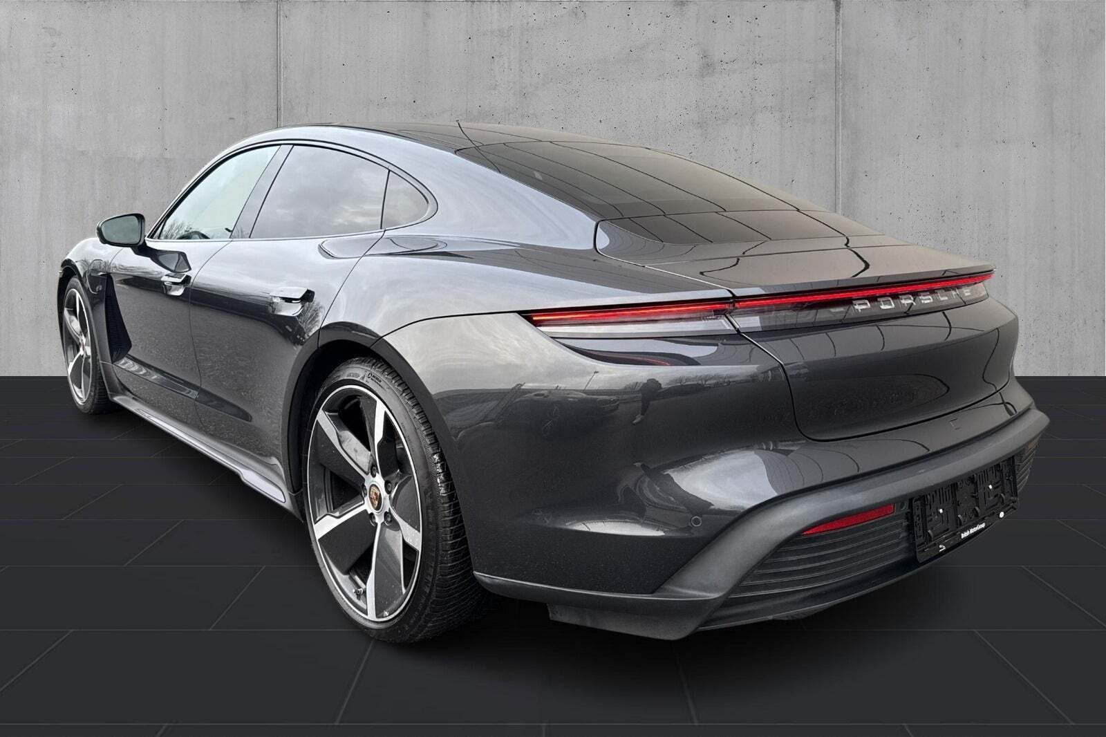 Grå Porsche Taycan fra 2021