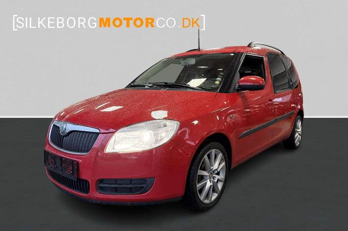 Rød Skoda Roomster fra 2007 set udefra