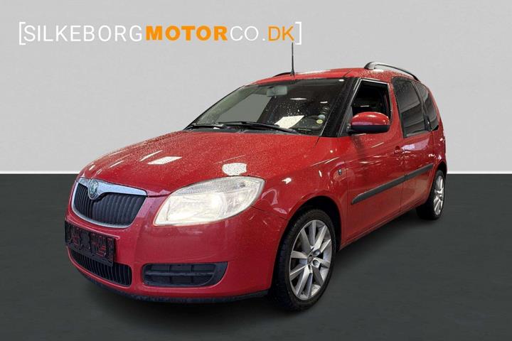 Rød Skoda Roomster fra 2007 set udefra