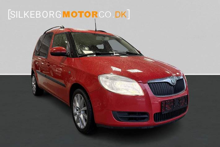 Rød Skoda Roomster fra 2007 set udefra