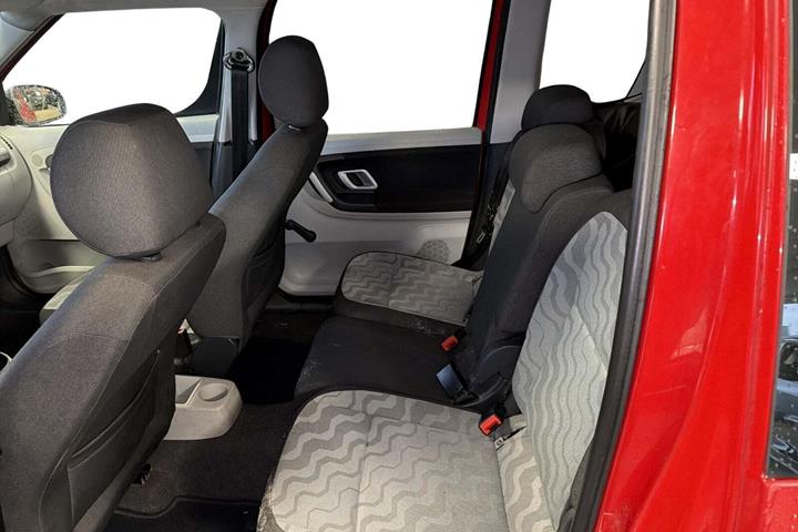 Rød Skoda Roomster fra 2007 set indefra
