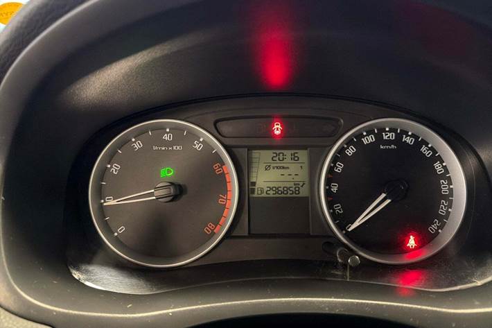 Rød Skoda Roomster fra 2007