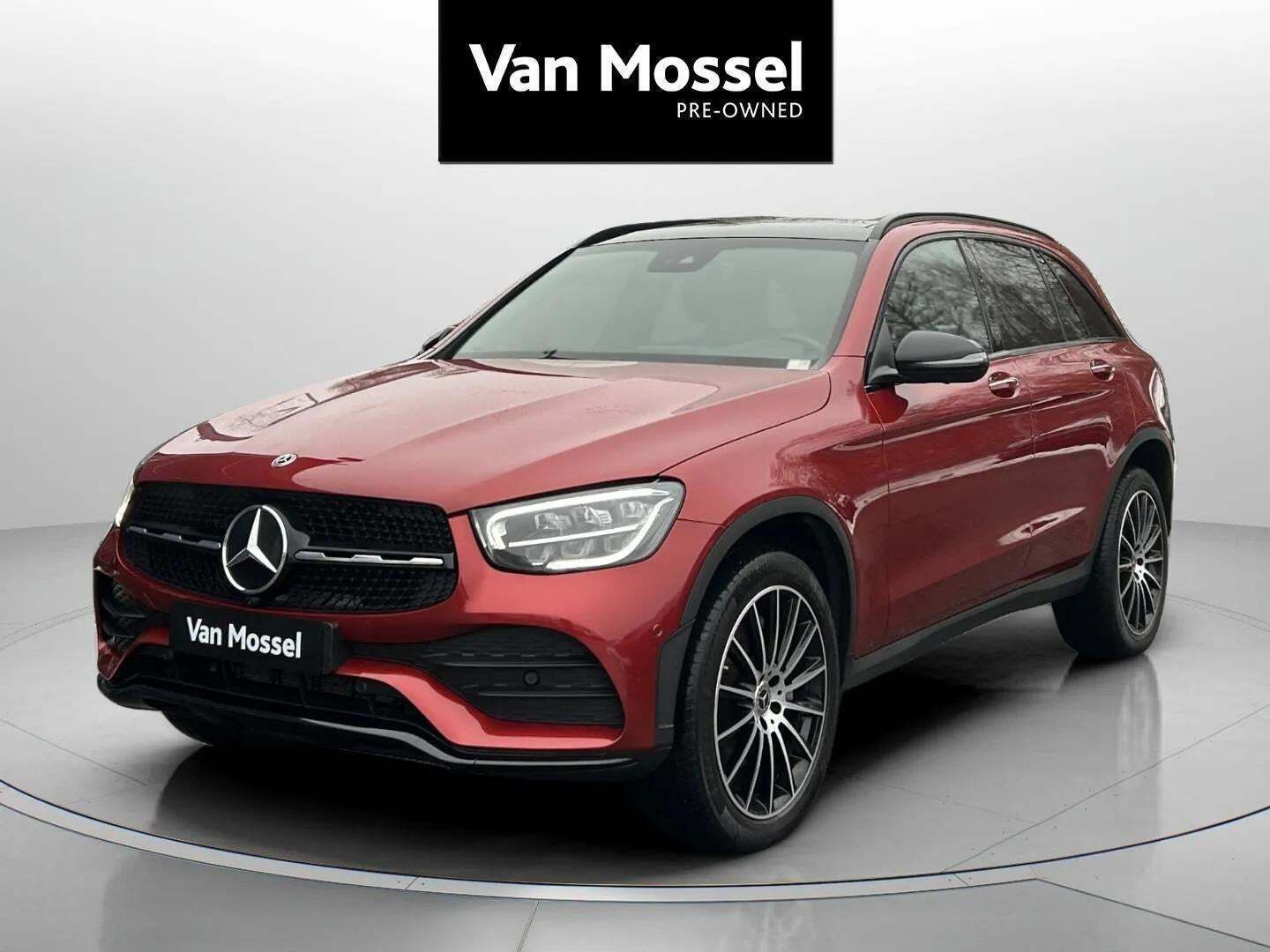 Rød Mercedes GLC300 de fra 2022