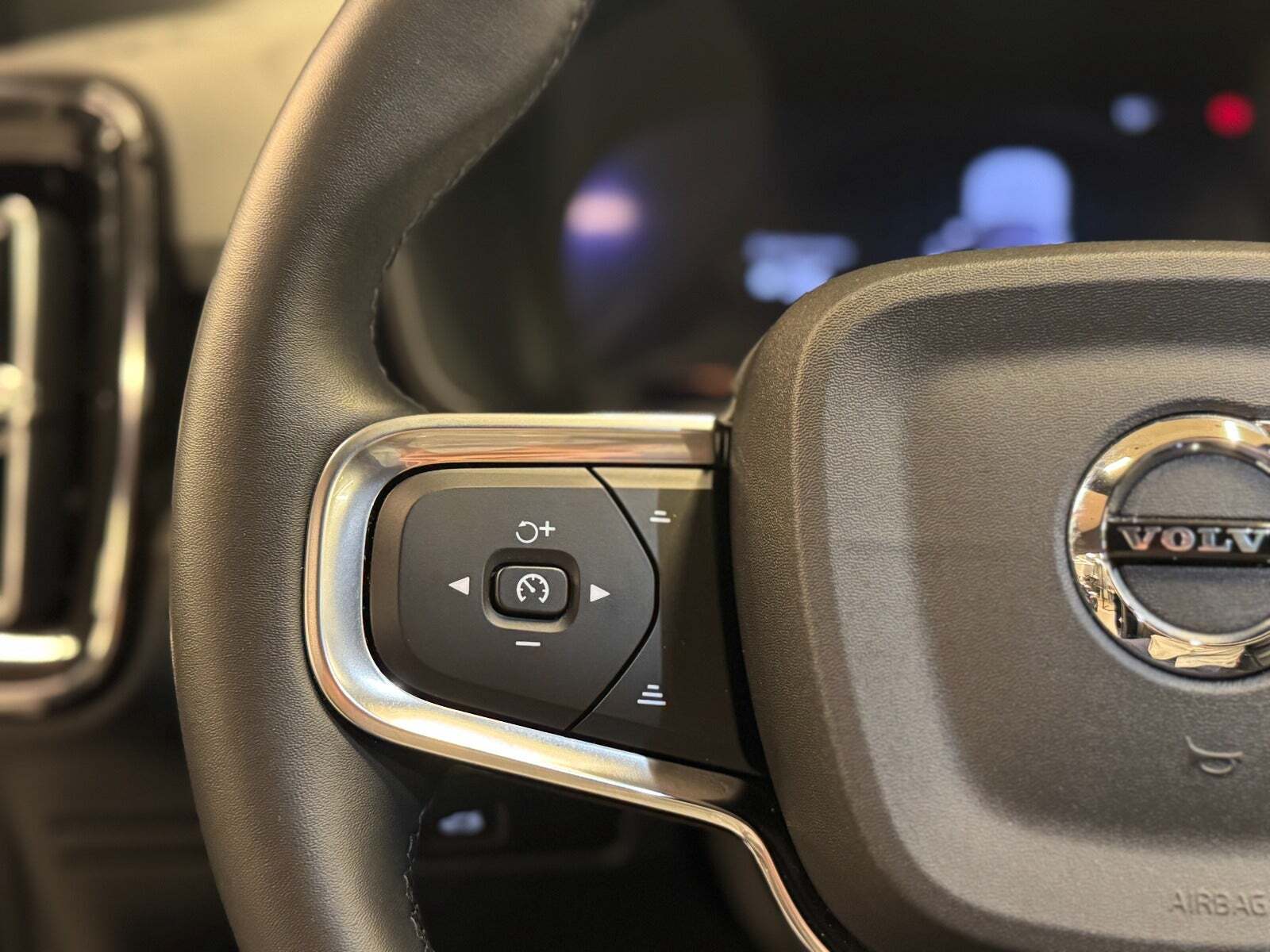 Sort Volvo EX40 fra 2025